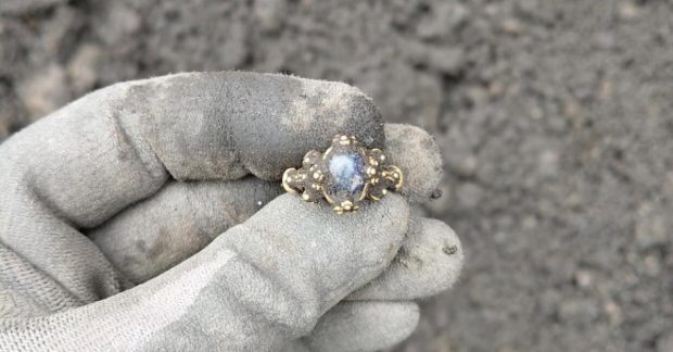 В Норвегии нашли средневековое кольцо с ослепительно синим драгоценным камнем (фото) Kép