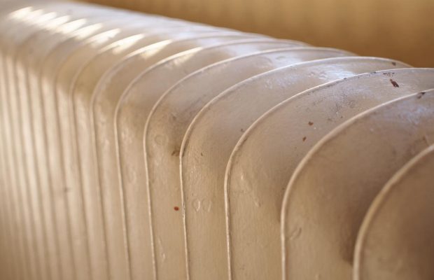 В доме станет в два раза теплее: как почистить батареи для лучшей работы