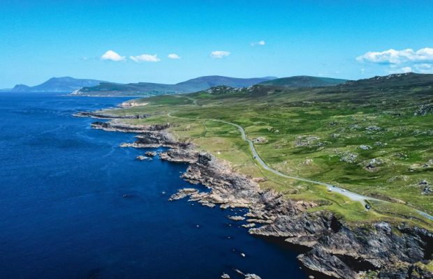 В Ірландії є чарівний острів, де можна пройти слідами кінозірок: чим ще він особливий