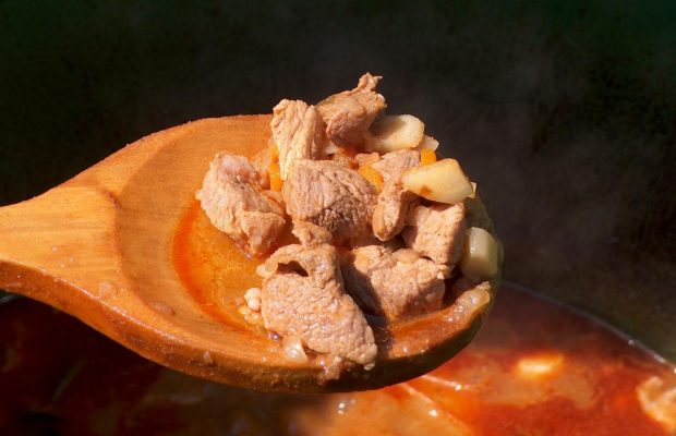 Ці три помилки все псують: як приготувати гуляш з яловичини як в СРСР