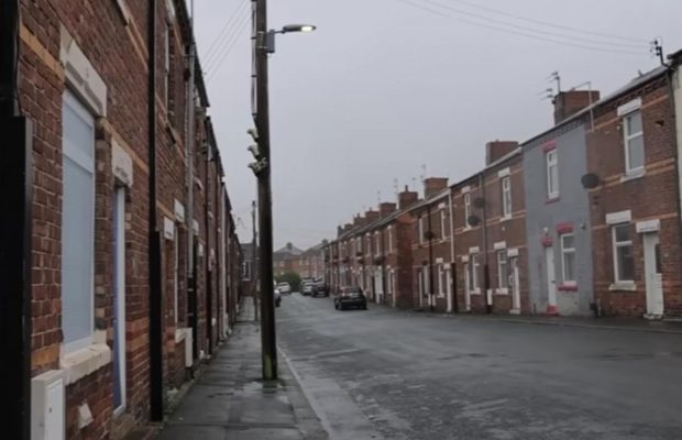 Місто-привид з фальшивими вікнами: у Британії є незвичайне селище с покинутими будинками