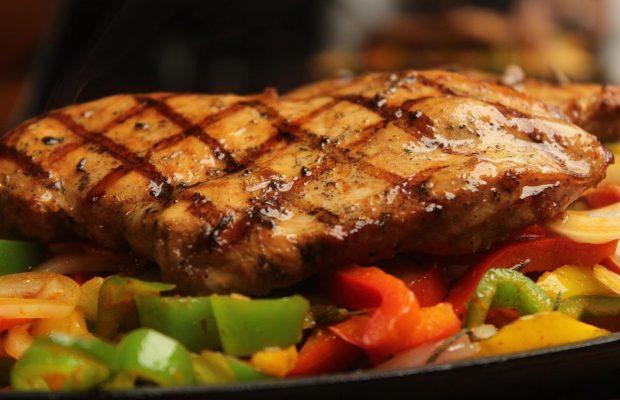 Куряча грудка завжди буде соковитою з цим простим трюком