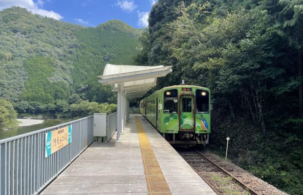В Японії є дивна залізнична станція, яка не має входу та виходу: для чого її створили