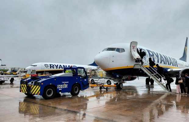 Ryanair заборонила пасажирам здавати в багаж валізи одного типу: про що йдеться