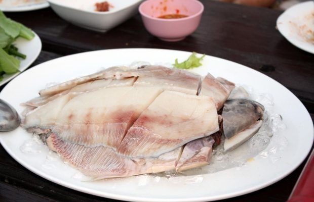 Шеф-кухарі завжди замочують філе в цій суміші: як посмажити рибу без запаху