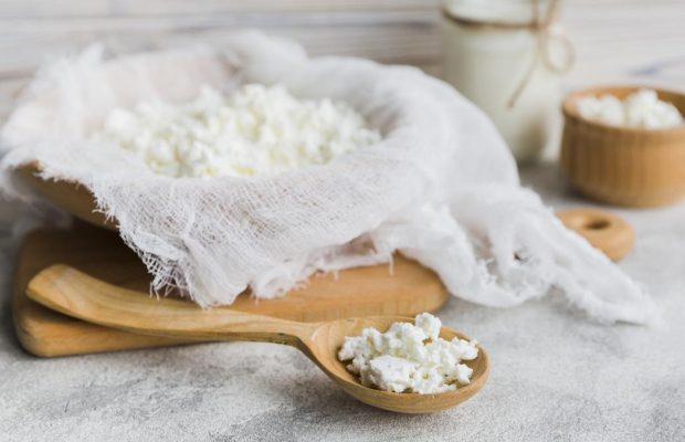 Що додати в сир, якщо він рідкий: як робили наші бабусі