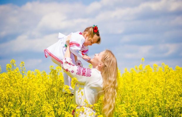 Сьогодні - День української жінки: щемкі привітання та картинки для українок