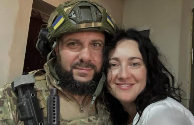 Витвицкая показала новые фото с женихом-военным и поздравила его с праздником