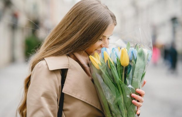 Що подарувати на 8 Березня подрузі, мамі, дружині, сестрі: 20+ ідей подарунків