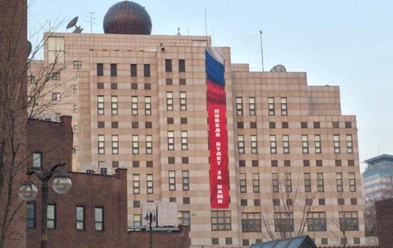 Посольство РФ в Сеулі попросили прибрати гігантський банер з написом "Перемога буде за нами"