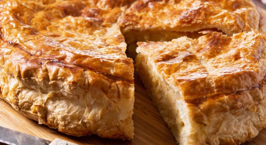 Апетитний заливний пиріг з мойвою: вечеря на столі за 30 хвилин