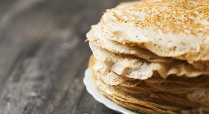 Млинці не прилипнуть навіть до "невдалої" сковороди: допоможе хитрий трюк з тістом