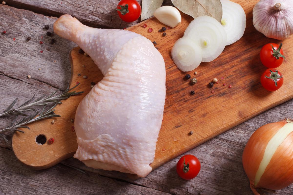Кухарка розкрила секрет приготування соковитої курки, як у ресторані