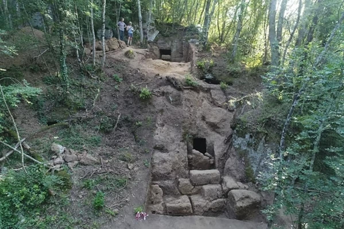 Археологи вскрыли запечатанную гробницу возрастом 2600 лет: увиденное их поразило