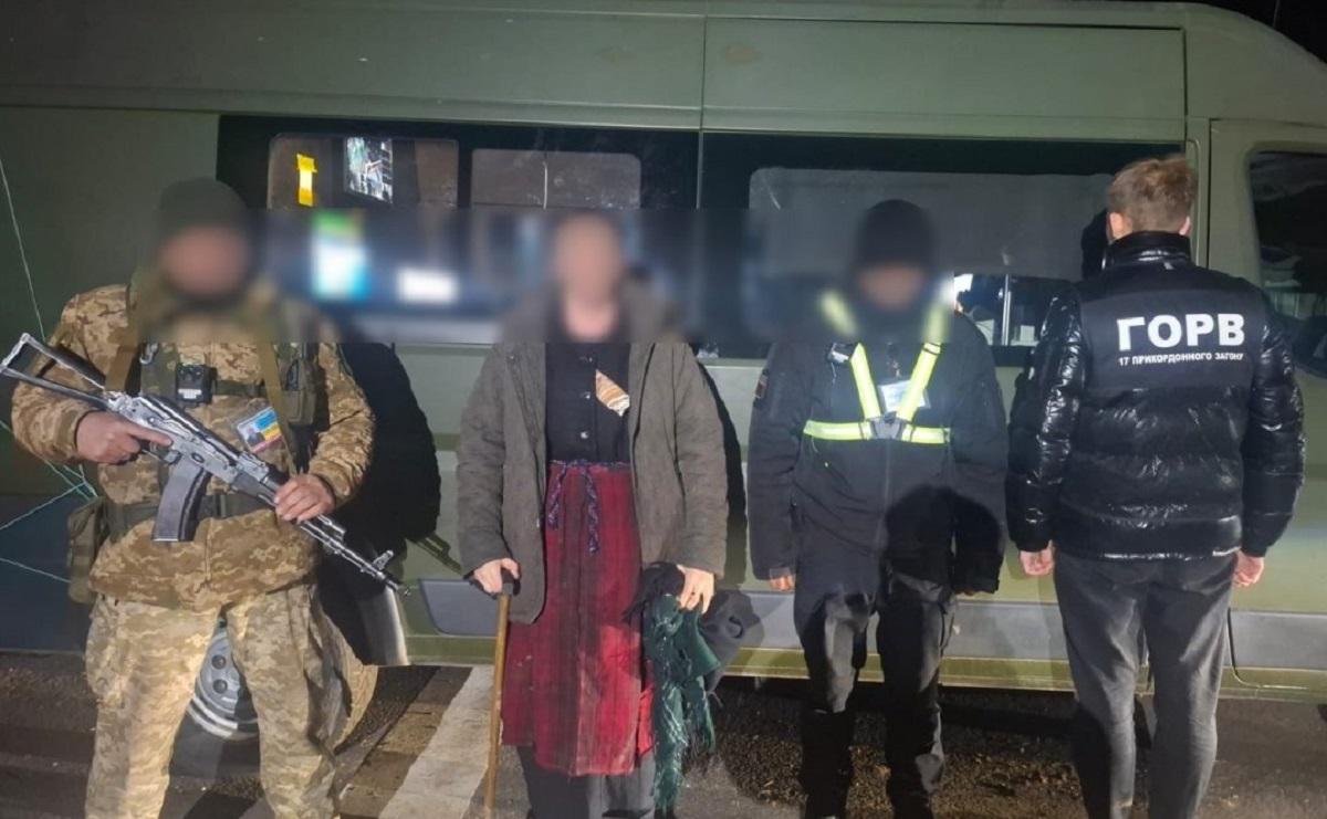 На Одещині чоловік під виглядом немічної бабусі намагався втекти до Молдови (відео) На Одещині чоловік під виглядом немічної бабусі намагався втекти до Молдови (відео)
