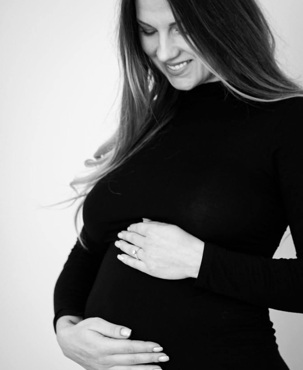 'Как же вам идет': беременная Харлан умилила сеть новыми фото