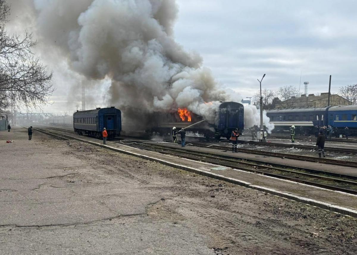 РФ вдарила 'Шахедами' по транспортній інфраструктурі в Миколаєві: пошкоджено потяг