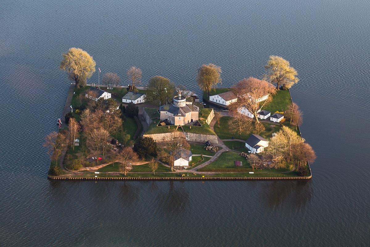 Крепость посреди озера: как появился самый маленький обитаемый остров Германии Крепость посреди озера: как появился самый маленький обитаемый остров Германии