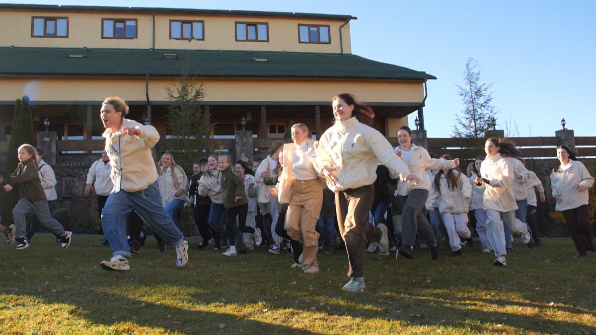 'Недитяча війна' на 2+2: як українські діти, травмовані російською агресією, вчаться заново жити 'Недитяча війна' на 2+2: як українські діти, травмовані російською агресією, вчаться заново жити