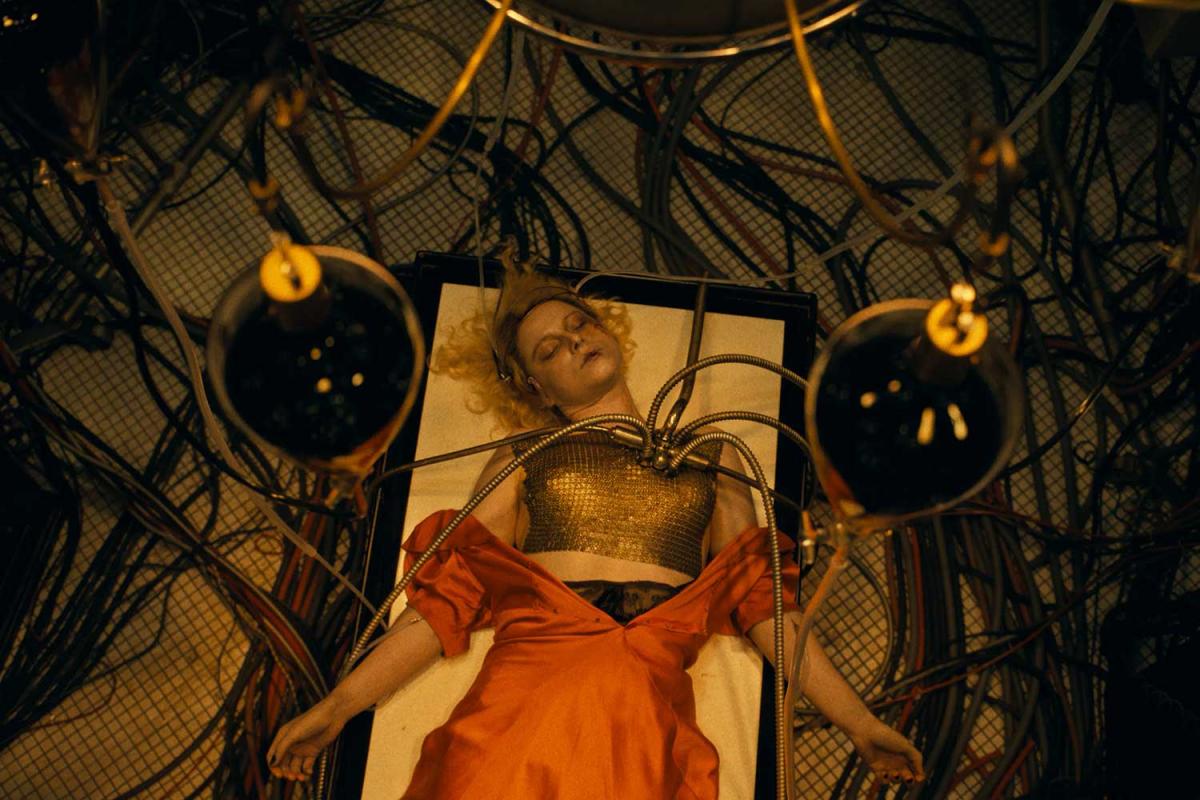 'Наречена!': огляд романтичного горору з Крістіаном Бейлом в ролі самотньої потвори Франкенштейна