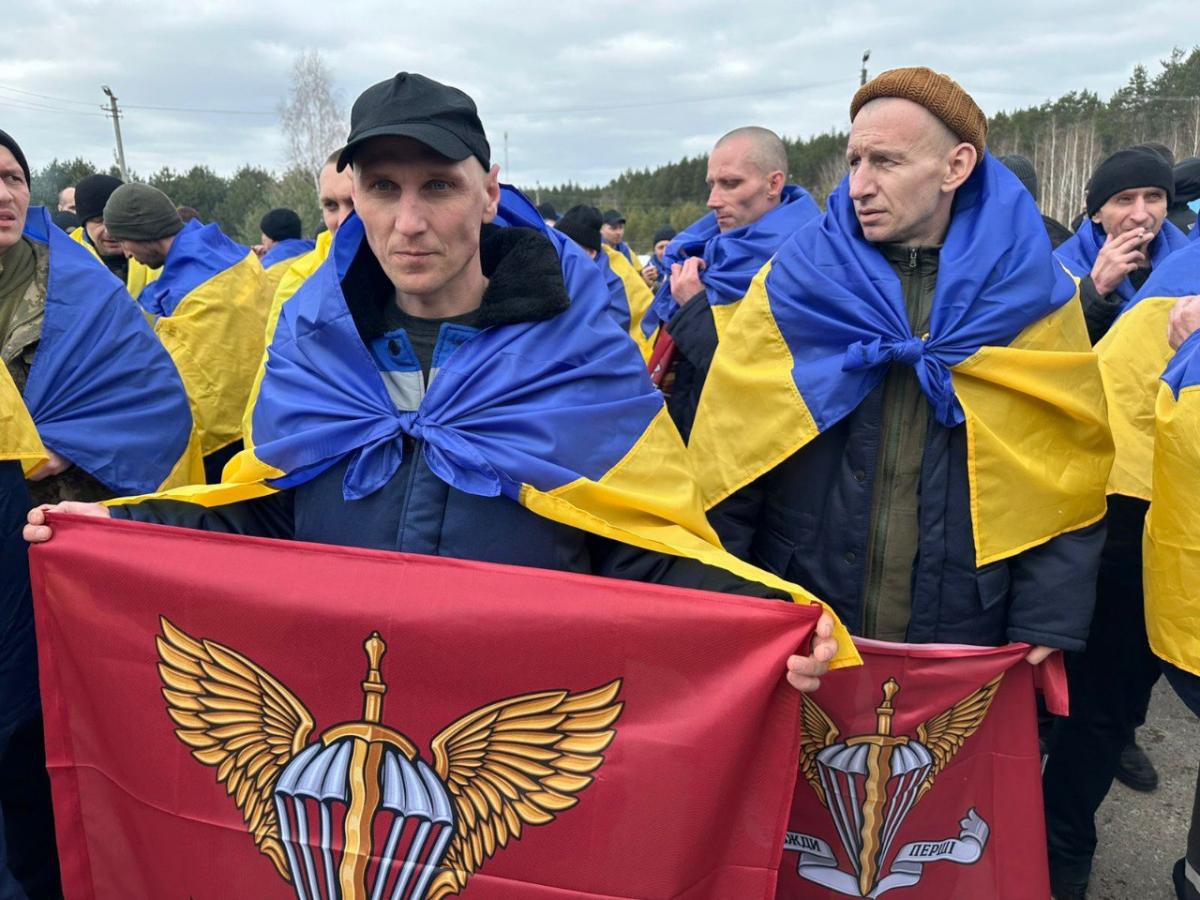 Из российского плена освобождены еще 300 украинских защитников (фото)