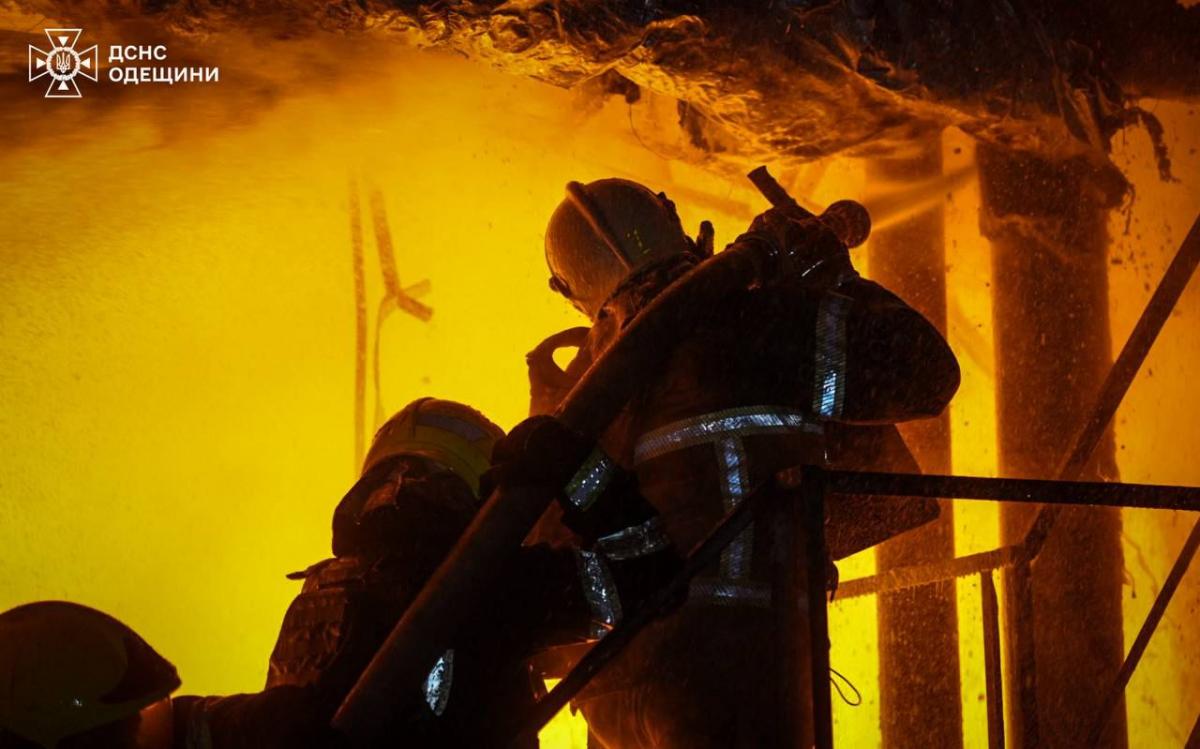 Россия нанесла массированный удар по Одессе: в порту вспыхнули масштабные пожары (видео)