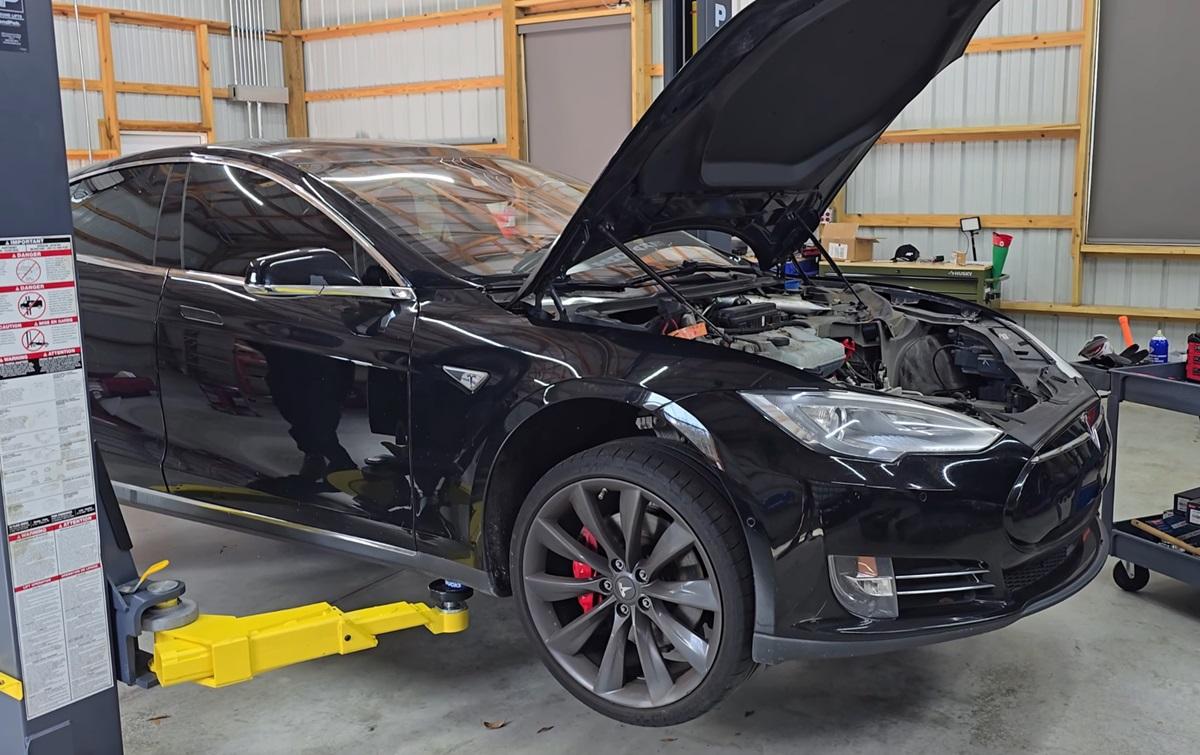 Американець купив електромобіль Tesla зі знижкою 92% і зміг полагодити його лише за $80 Американець купив електромобіль Tesla зі знижкою 92% і зміг полагодити його лише за $80