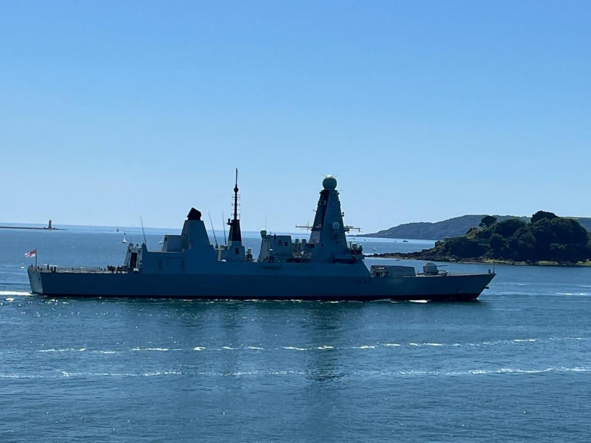 Британський есмінець HMS Duncan відбивав атаки дронів і ракет біля узбережжя Уельсу