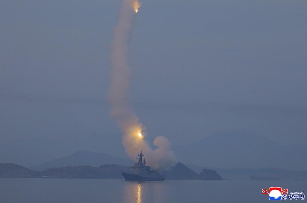 Кім Чен Ин з 13-річною донькою спостерігав за запусками крилатих ракет (фото)