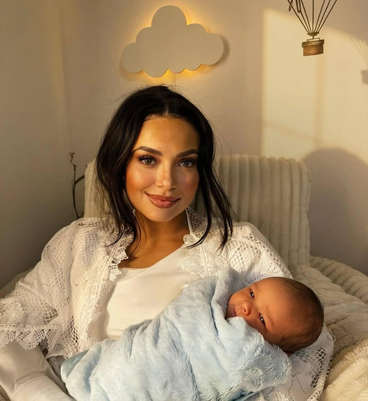 Звезда 'Дневников вампира' впервые стала мамой (фото)