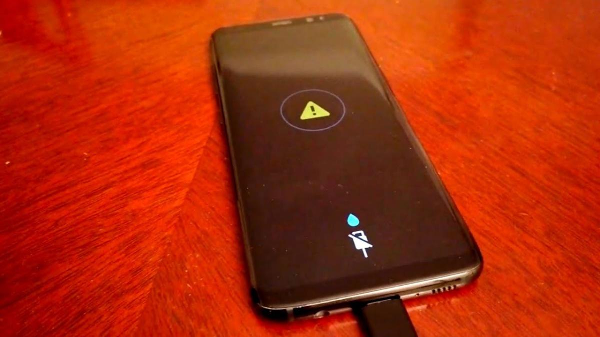 Смартфон перестал заряжаться? Вот что нужно проверить в первую очередь Смартфон перестал заряжаться? Вот что нужно проверить в первую очередь