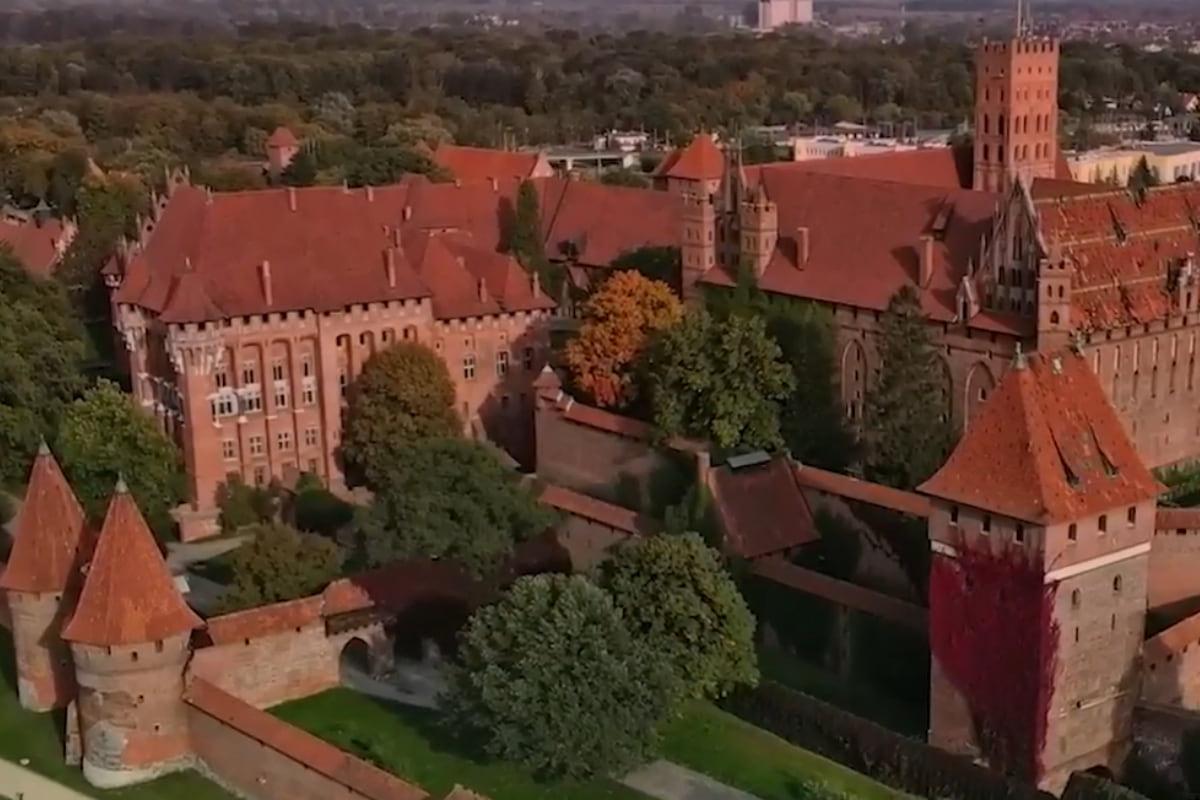 Самый большой замок в мире занимает площадь в 21 гектар и имеет драматическую историю: где он находится Самый большой замок в мире занимает площадь в 21 гектар и имеет драматическую историю: где он находится
