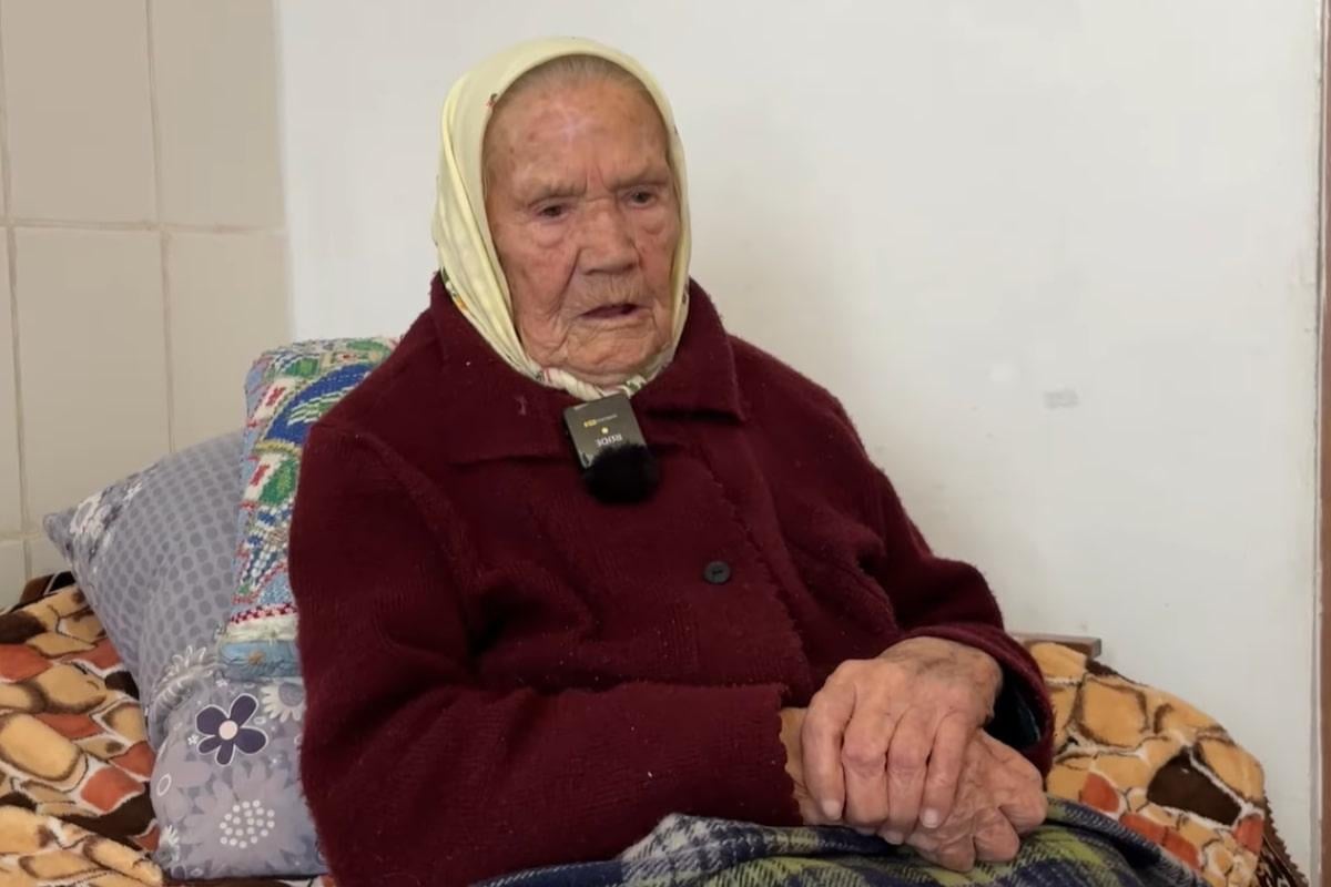 П’є каву і не може жити без мобільного: 103-річна жителька Хмельниччини розповіла про мрії