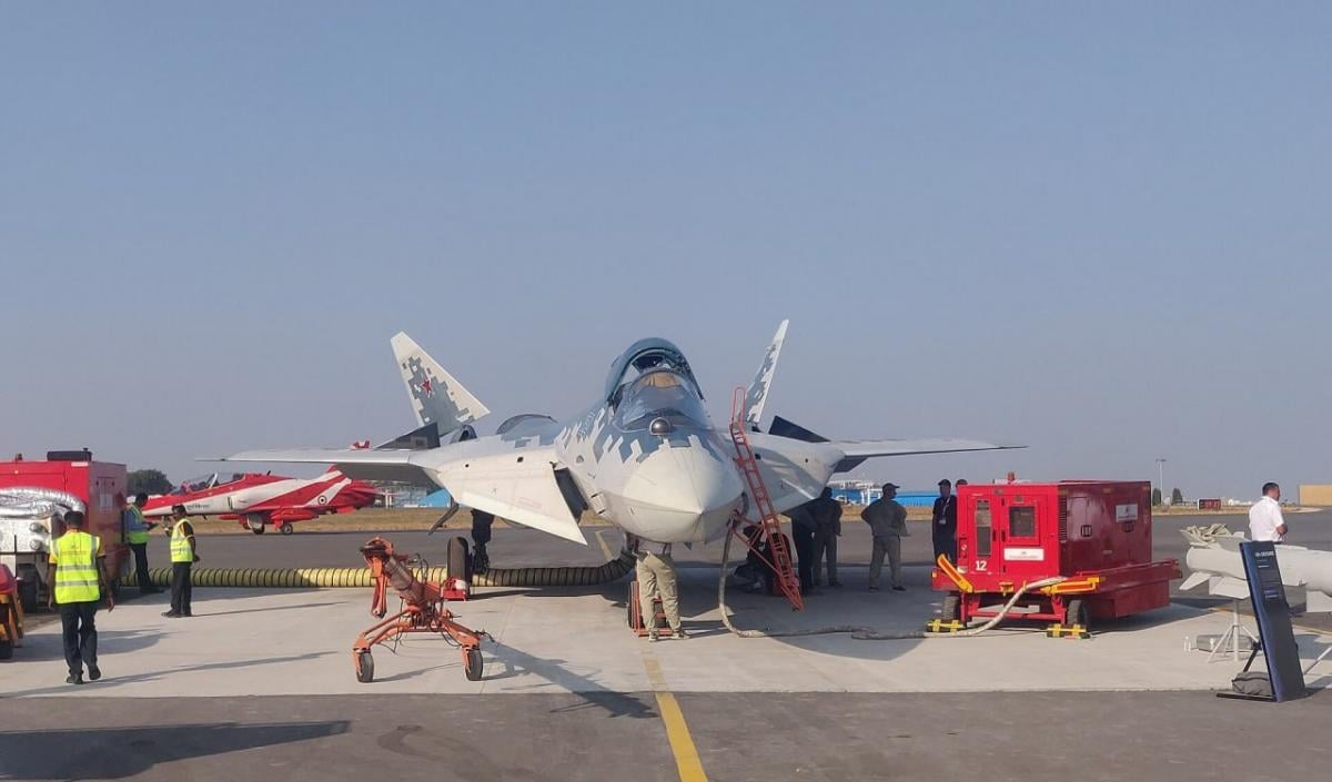 Одразу два винищувача Су-57 помітили в небі однієї з країн Північної Африки (відео)