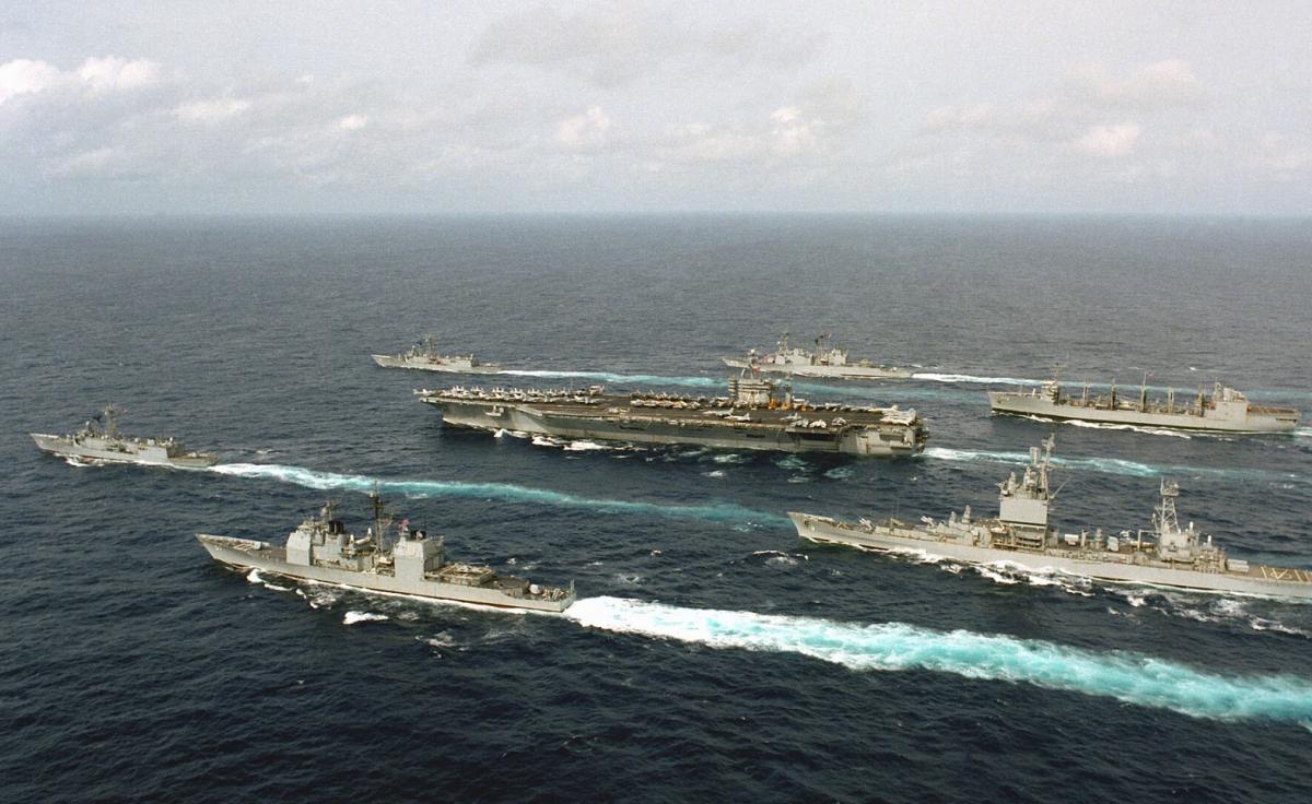 Авианосец USS Abraham Lincoln защищает от атак Ирана смертоносный арсенал