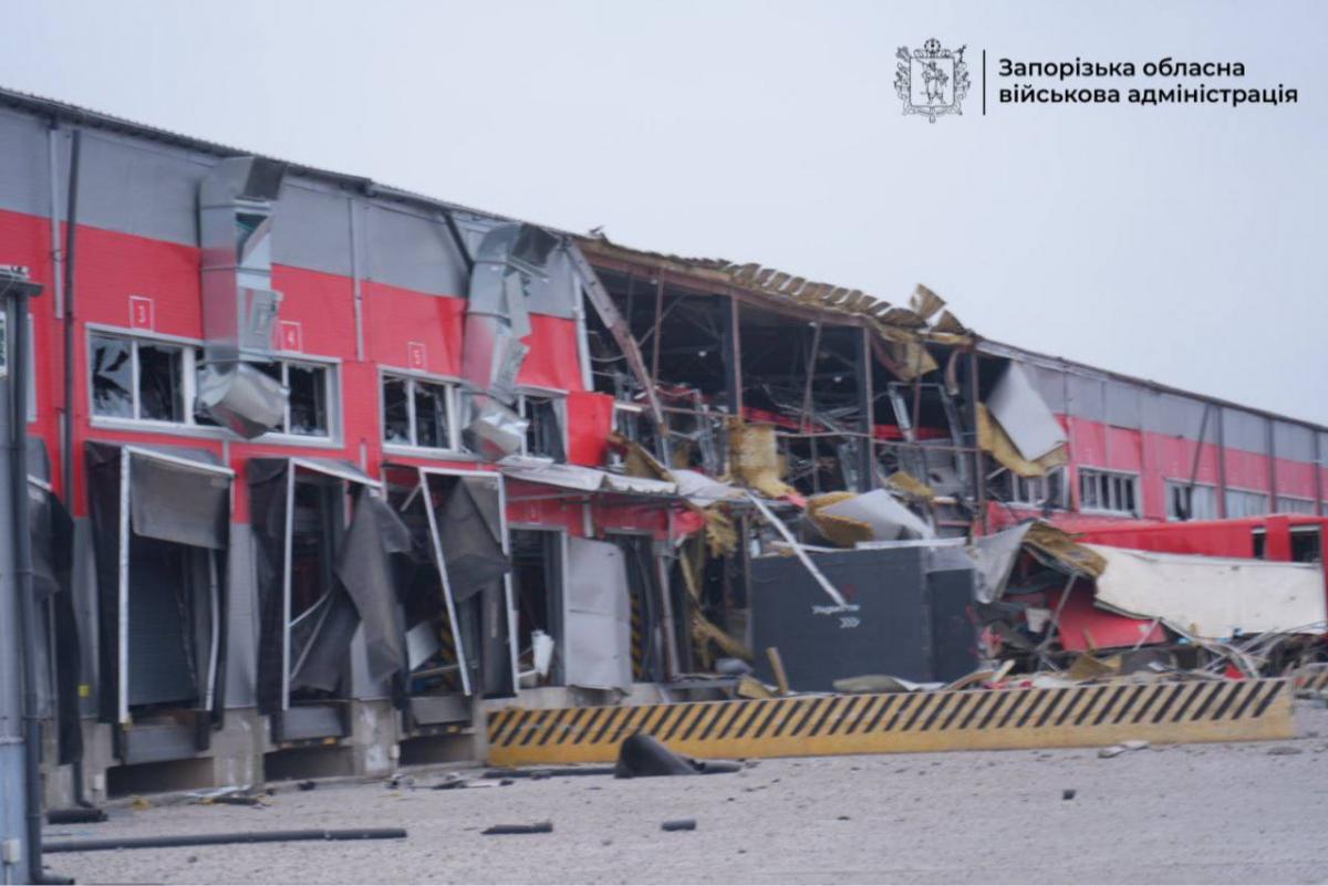 Росіяни завдали удару по терміналу 'Нової пошти' у Запоріжжі: багато поранених (фото) Росіяни завдали удару по терміналу 'Нової пошти' у Запоріжжі: багато поранених (фото)