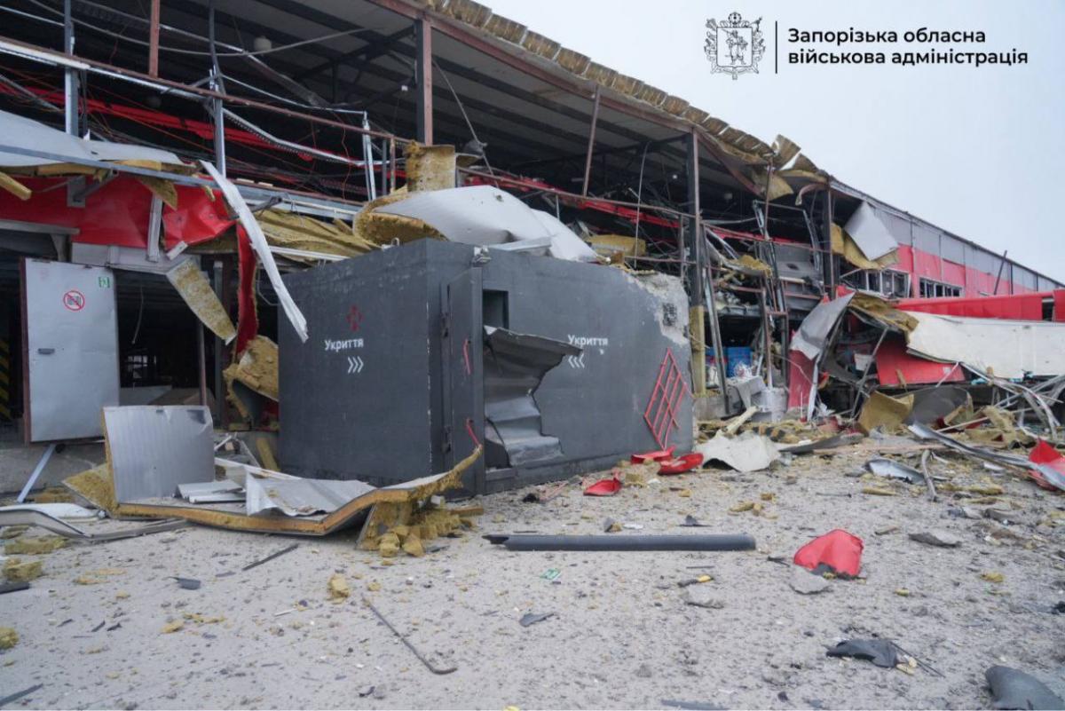 Росіяни завдали удару по терміналу 'Нової пошти' у Запоріжжі: багато поранених (фото) Росіяни завдали удару по терміналу 'Нової пошти' у Запоріжжі: багато поранених (фото)