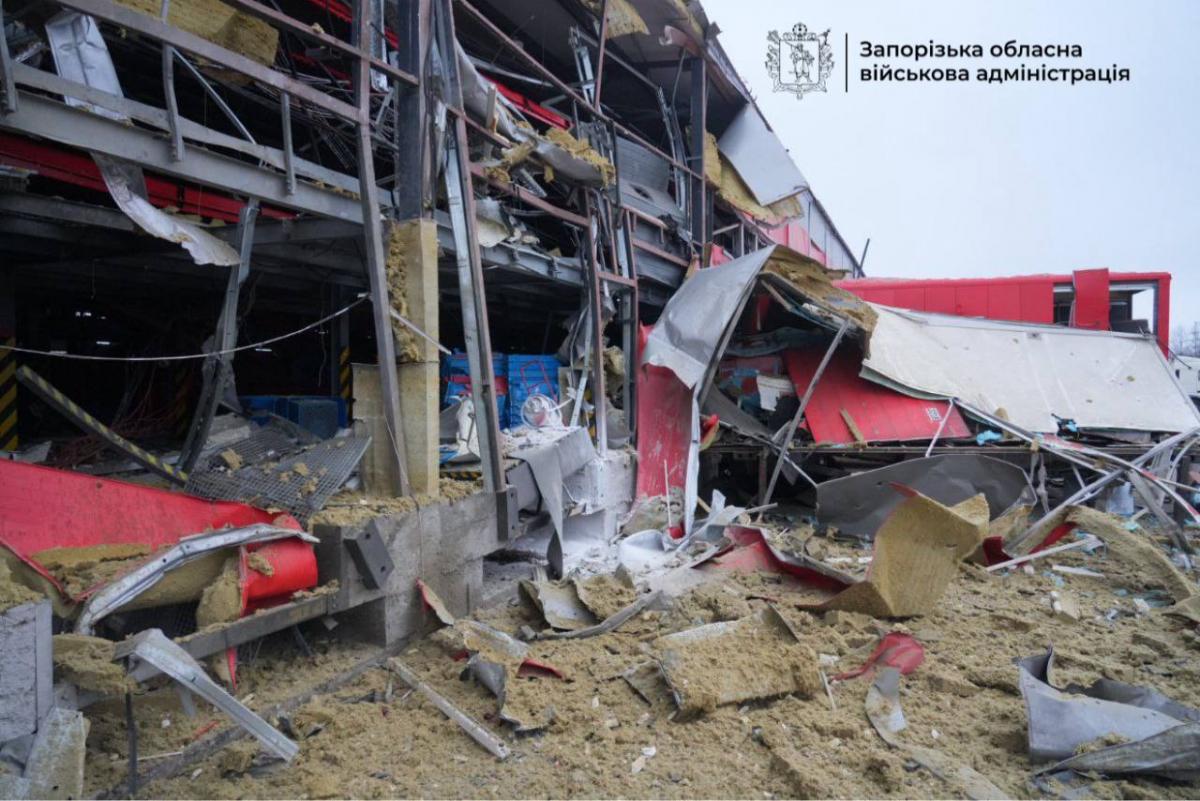 Росіяни завдали удару по терміналу 'Нової пошти' у Запоріжжі: багато поранених (фото) Росіяни завдали удару по терміналу 'Нової пошти' у Запоріжжі: багато поранених (фото)