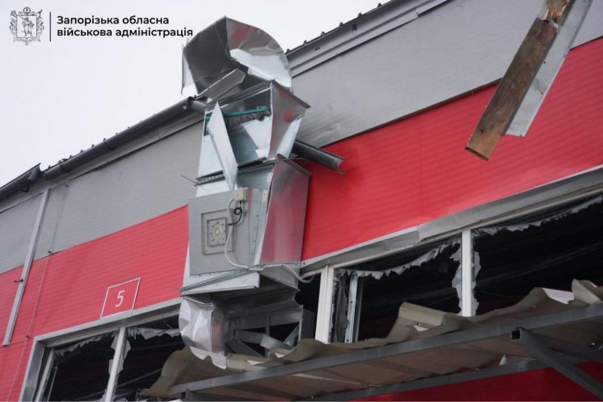 Росіяни завдали удару по терміналу 'Нової пошти' у Запоріжжі: багато поранених (фото) Росіяни завдали удару по терміналу 'Нової пошти' у Запоріжжі: багато поранених (фото)