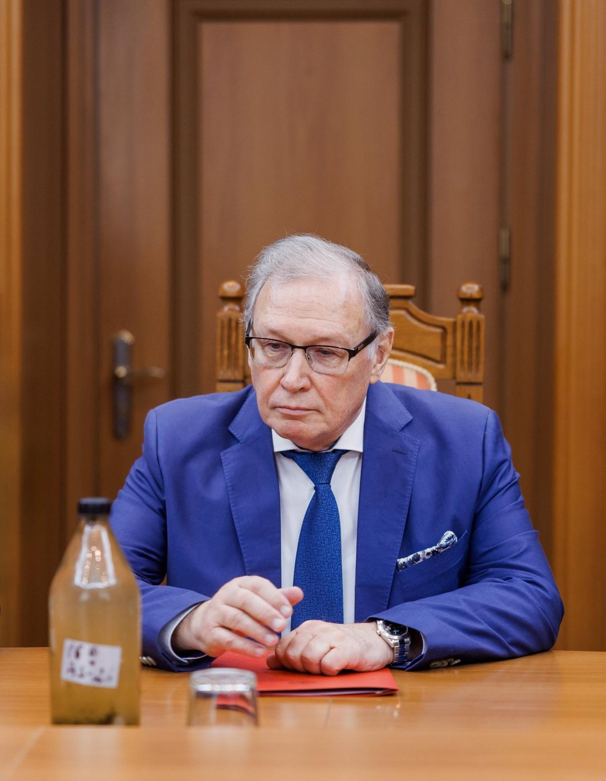 МЗС Молдови передало російському послу пляшку води із забрудненого Дністра (фото)