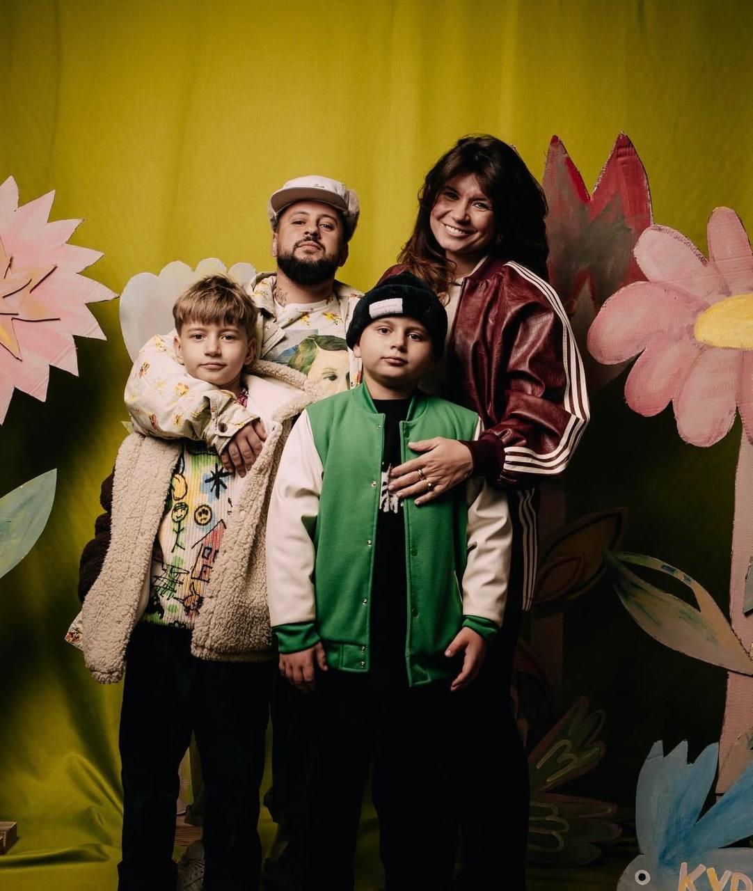 Дружина Монатіка вперше за довгий час показала старших синів: який вигляд вони мають (фото)