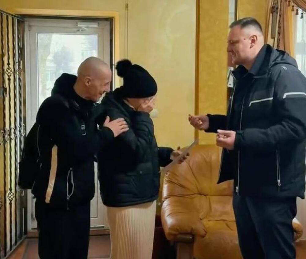 'Ви повертаєте життя': 'Труха Україна' купила квартиру для сім'ї переселенців з Лисичанська