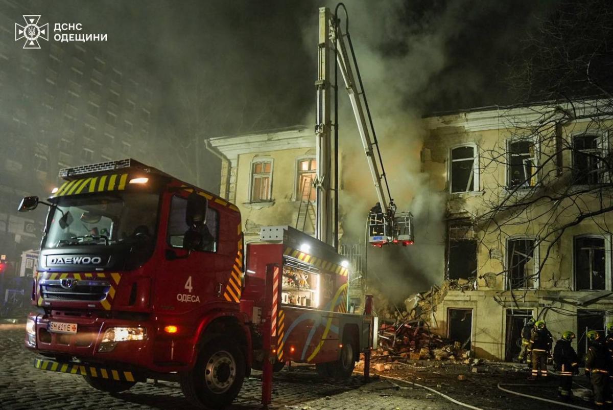 Армія РФ масовано атакувала Одесу: є влучання у житловий комплекс і постраждалі (фото) Армія РФ масовано атакувала Одесу: є влучання у житловий комплекс і постраждалі (фото)