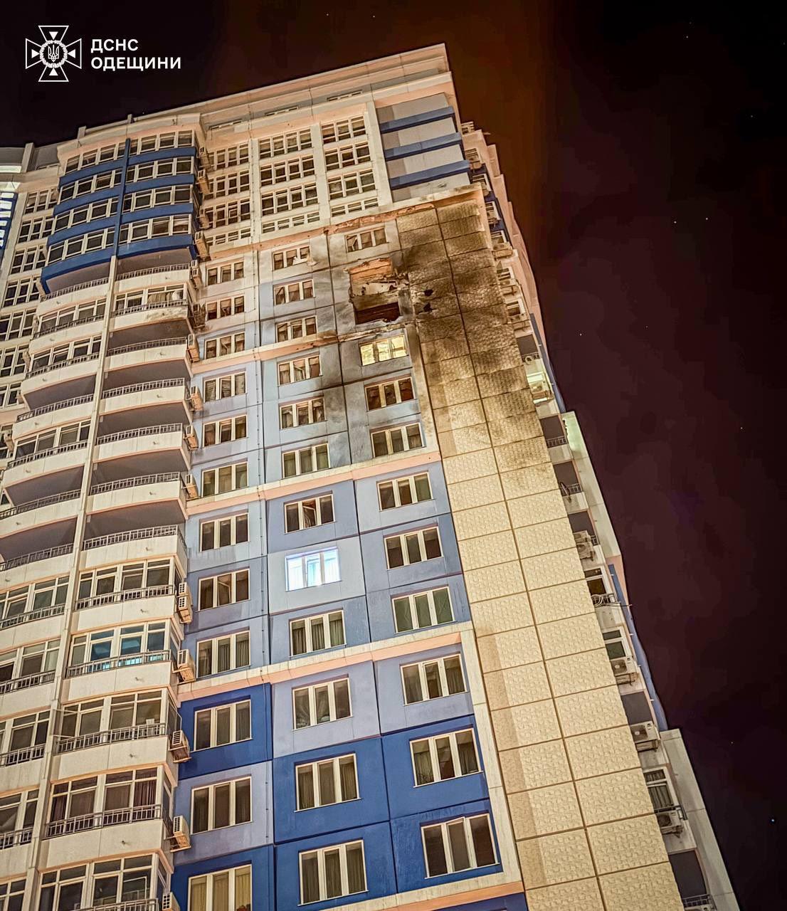 РФ массированно атаковала Одессу: есть попадания в жилой комплекс и пострадавшие (фото)