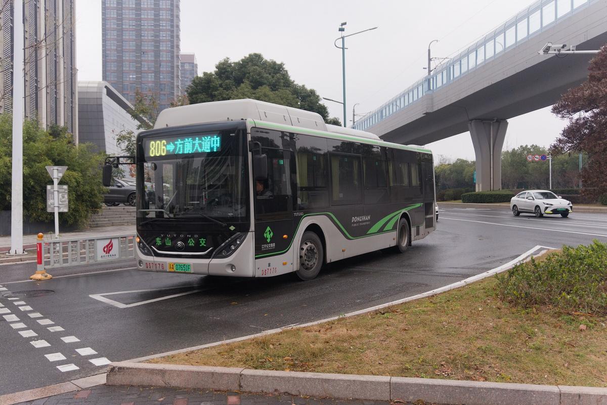Тягне автобус з 54 пасажирами: Китай виготовив матеріал, який у 10 разів міцніший за сталь