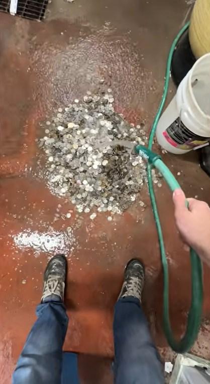 Чоловік купив автомийку і виявив у стінах 'шалений' скарб (фото)