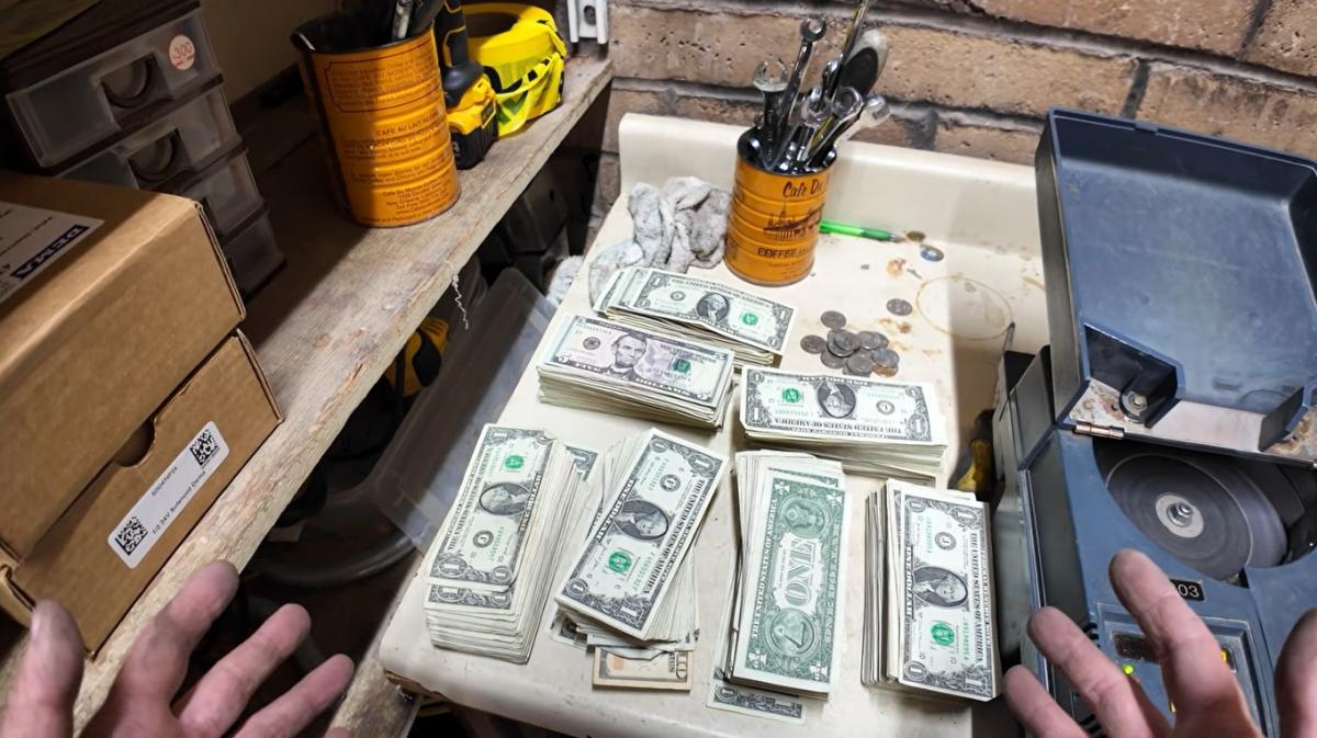 Чоловік купив автомийку і виявив у стінах 'шалений' скарб (фото)