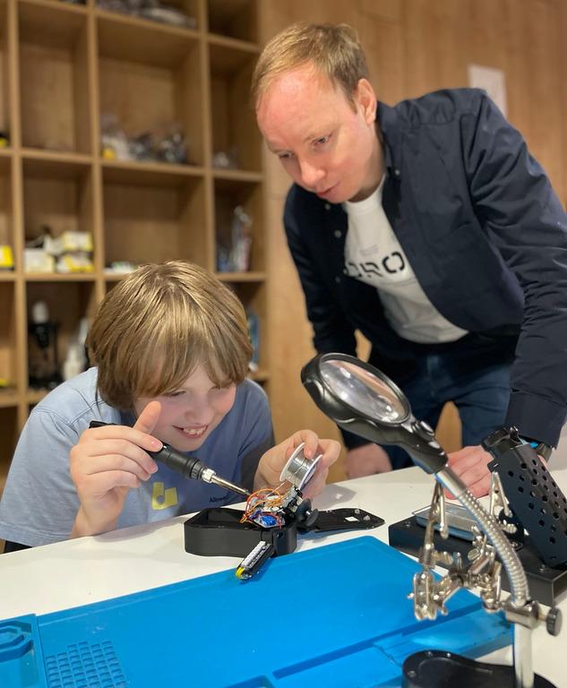 Проєкти космічного масштабу: як українські школярі дивують NASA своїми винаходами і хто за це платить - досвід STEАM-навчання у КМДШ