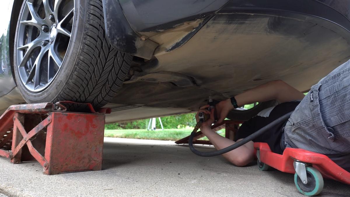 Чоловік розібрав свою Tesla Model 3 після 200 тисяч км пробігу і здивувався: що він побачив