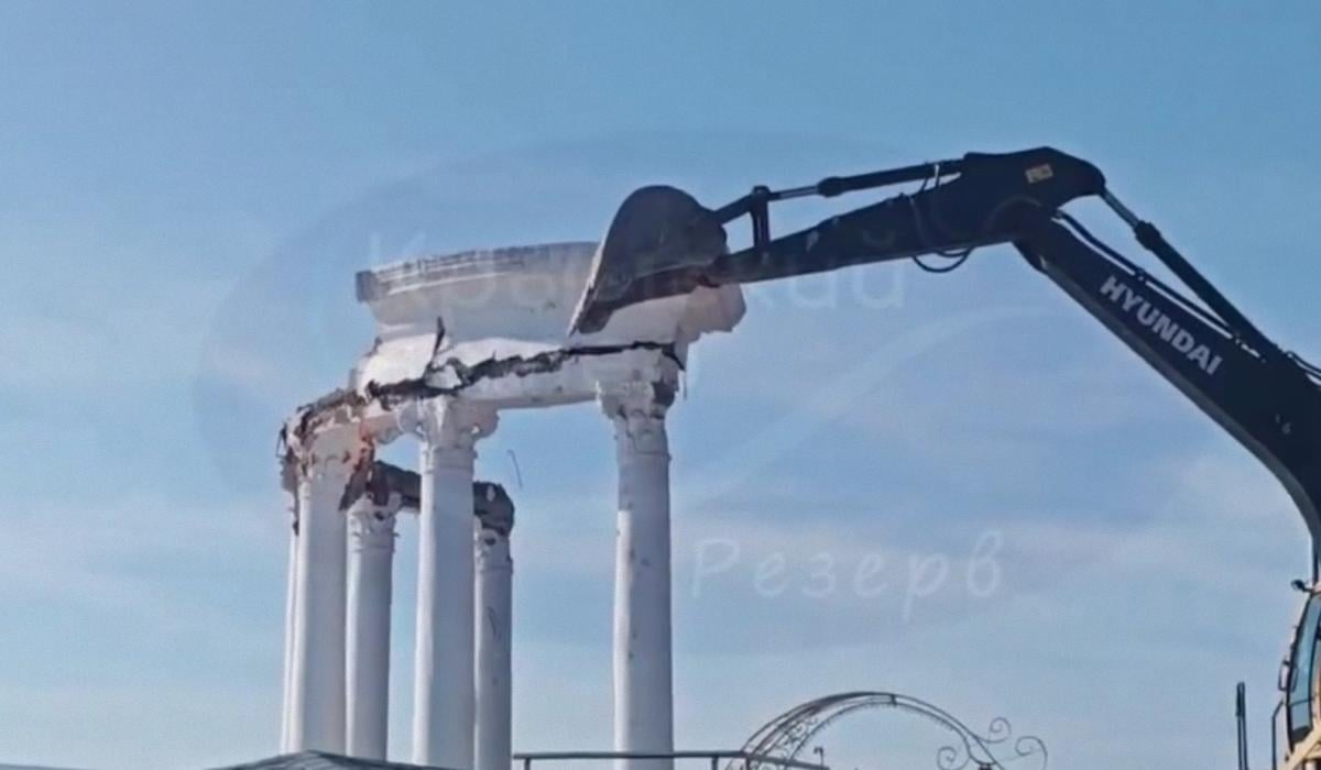Россияне сносят знаменитое сооружение в оккупированном Крыму